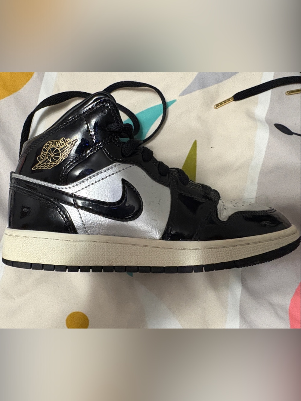 Air Jordan 1 Mid SE Gs Kids Patent High-Top Sneaker in Black, Silver, White